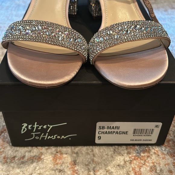 Betsey Johnson Heel, size 9, wedding shoe, never worn. - Picture 2 of 4